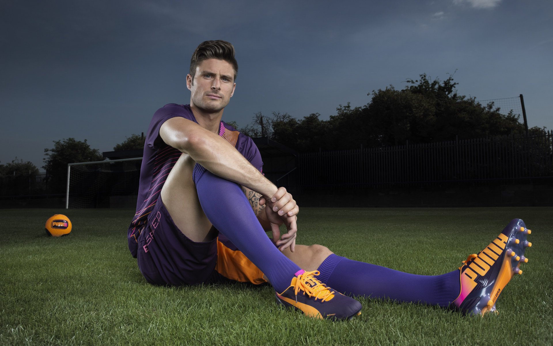 赫罗纳阵型紧凑有效封锁防守区域，赫罗纳vs巴萨